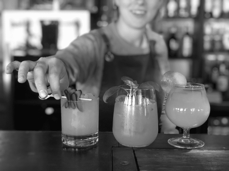 linnea drinkar svartvit 768x576